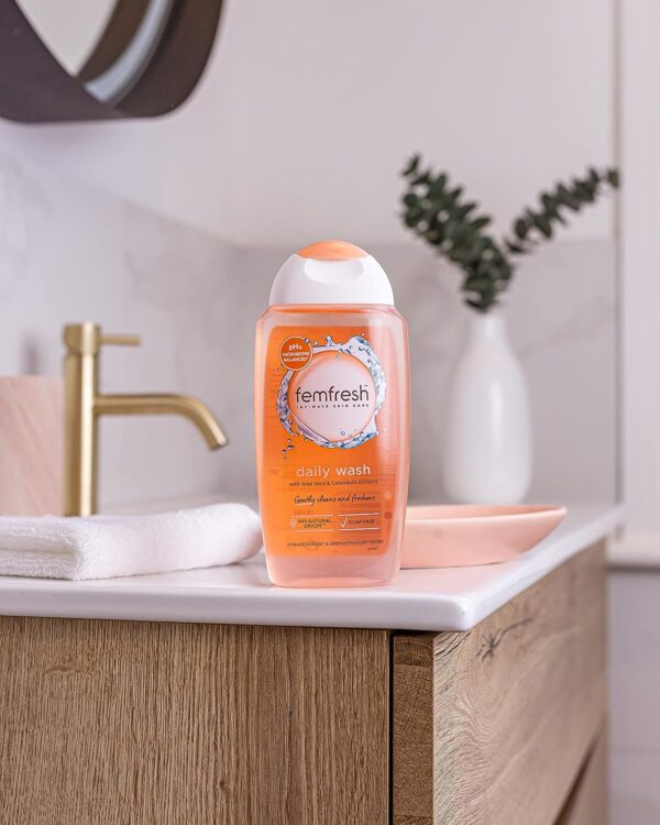Femfresh Everyday Care Lavage vaginal intime quotidien – Gel nettoyant douche et bain pour hygiène féminine – pH équilibré, formule gel sans savon avec aloe vera naturel et calendula – 250 ml