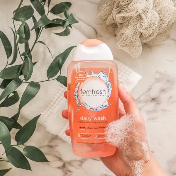 Femfresh Everyday Care Lavage vaginal intime quotidien – Gel nettoyant douche et bain pour hygiène féminine – pH équilibré, formule gel sans savon avec aloe vera naturel et calendula – 250 ml – Image 5